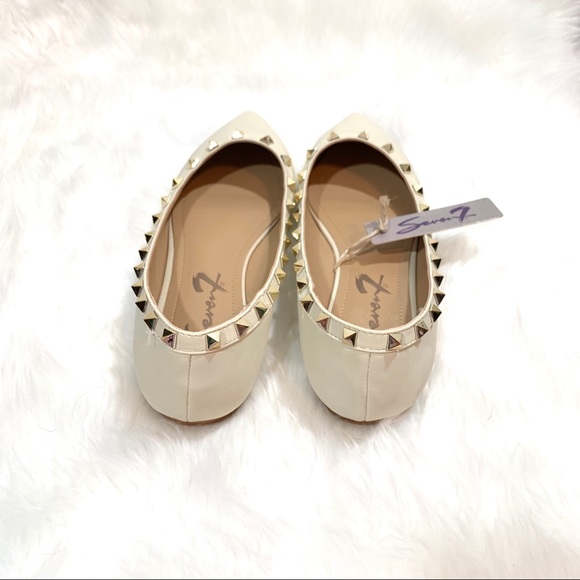 Seven7 Clara 2053 tan flats with gold studs - Picture 4 of 6